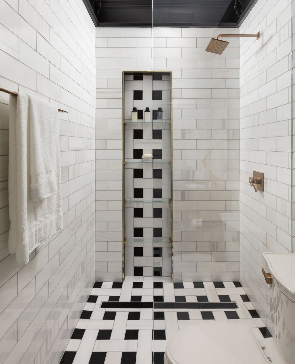 We love this classic subway shower in black and white... 🛁 

Design: @greyhuntinteriors
Image: @christykosnic

#southernhomes #traditionalhomedecor #southerndecor #luxuryhomedesign #tiledesign #southerninteriors #architectureanddesign #bathroomdesign #bathroom #bathroomdecor