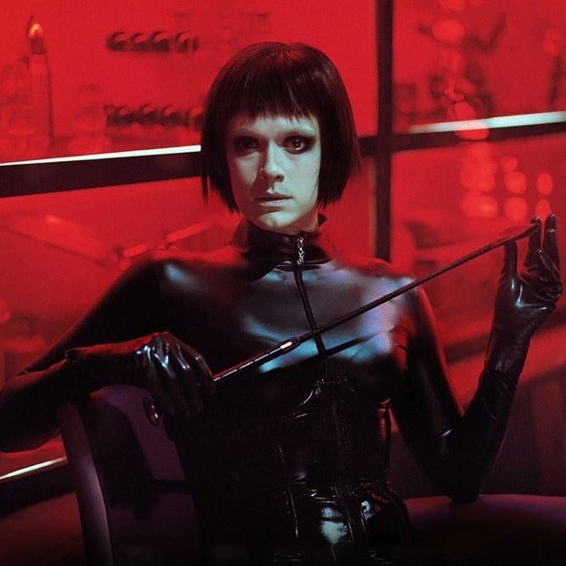 cinema_minute's tweet photo. #DogsDontWearPants is a 2019 Film directed by @valkeapaajp.
Juha wears mourning for his wife. As he accompanies his daughter to the piercing salon, his wanderings upstairs bring him face to face with a #dominatrix.
#kristakosonen #pekkastrang #finnishcinema #cinema https://t.co/JpEQfXfRmU