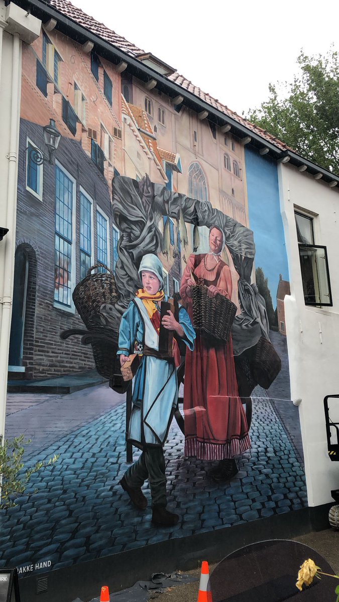 Hanzesteden's tweet image. In onze #Hanzesteden zijn muurschilderingen wel écht een aanrader. Zoals deze in #Deventer! Vandaag onthult! Métershoog en passend bij de Hanze: een mix van "toen" en een knipoog naar het nu. @MarketingOost @Toerisme_VAN @InterregD_NL #destrakkehand