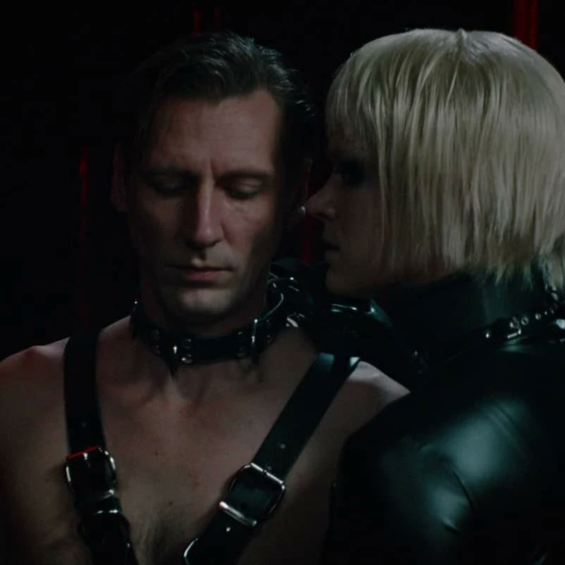 cinema_minute's tweet photo. #DogsDontWearPants is a 2019 Film directed by @valkeapaajp.
Juha wears mourning for his wife. As he accompanies his daughter to the piercing salon, his wanderings upstairs bring him face to face with a #dominatrix.
#kristakosonen #pekkastrang #finnishcinema #cinema https://t.co/JpEQfXfRmU