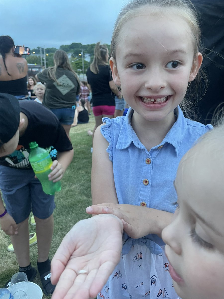 MorganWABI's tweet photo. Hey, @backstreetboys one of your youngest fans celebrated two firsts last night — her first outdoor CONCERT and losing her first TOOTH at it!!! What a night!!! Thanks for an amazing show!! #BSBME #ProudMom https://t.co/zhuURdkqH2