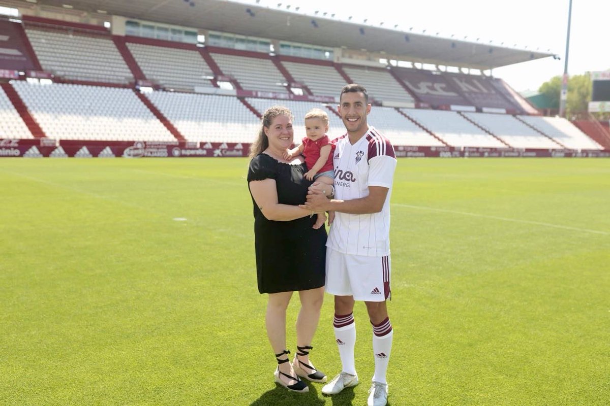 alvaro22794's tweet photo. Nueva etapa! 🤍♥️🦇
Día de presentación con el @AlbaceteBPSAD y día de mi cumpleaños!😄🎉🎂
Empezando nuevos retos bien acompañado de las que están siempre. Un lujo soplar las velas en el Belmonte. https://t.co/QFS6H0vSHq
