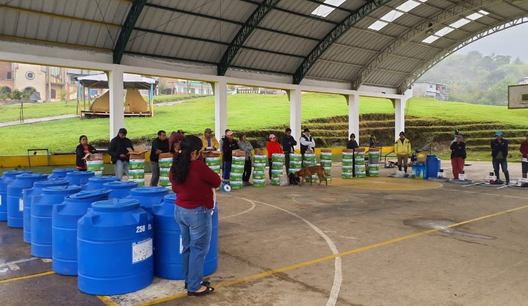 ProyectoAtpa's tweet photo. #Zamora mediante el proyecto #ATPA Participó en la entrega de incentivos no monetarios a los participantes de la Escuela de Ganadería Sostenible y Libre de Deforestación de la "Asociación de Ganaderos de la Cuenca del Río Isimanchi". Parroquia Zumba. Cantón Chinchipe https://t.co/AWvTOnLeOc