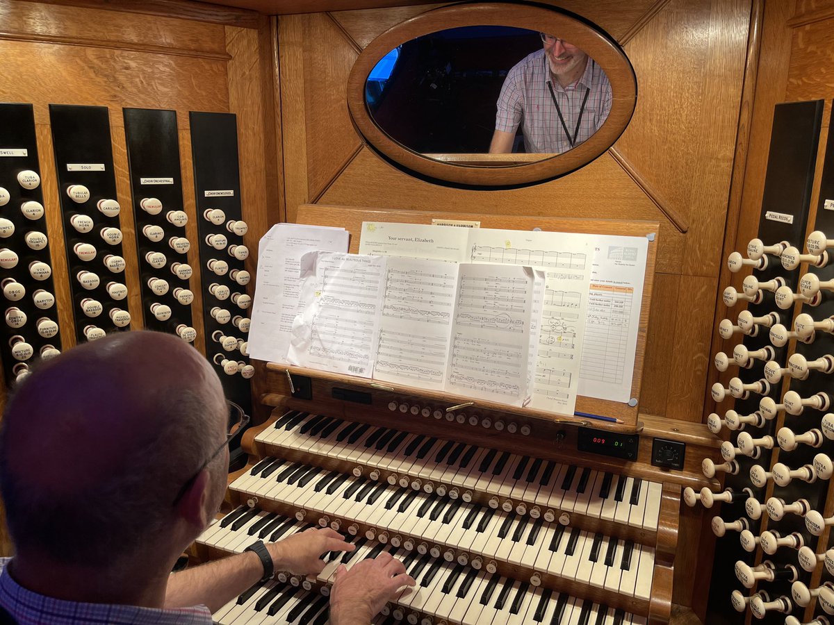 And we’re off! Here’s organist Richard Pearce @pearcewebdesign from the organ loft at the @RoyalAlbertHall - he’s got some dramatic moments tonight during our Music for Royal Occasions concert at @bbcproms with the @BBCCO 👑🇬🇧🎶 Listen live on @BBCRadio3 & @BBCSounds now!