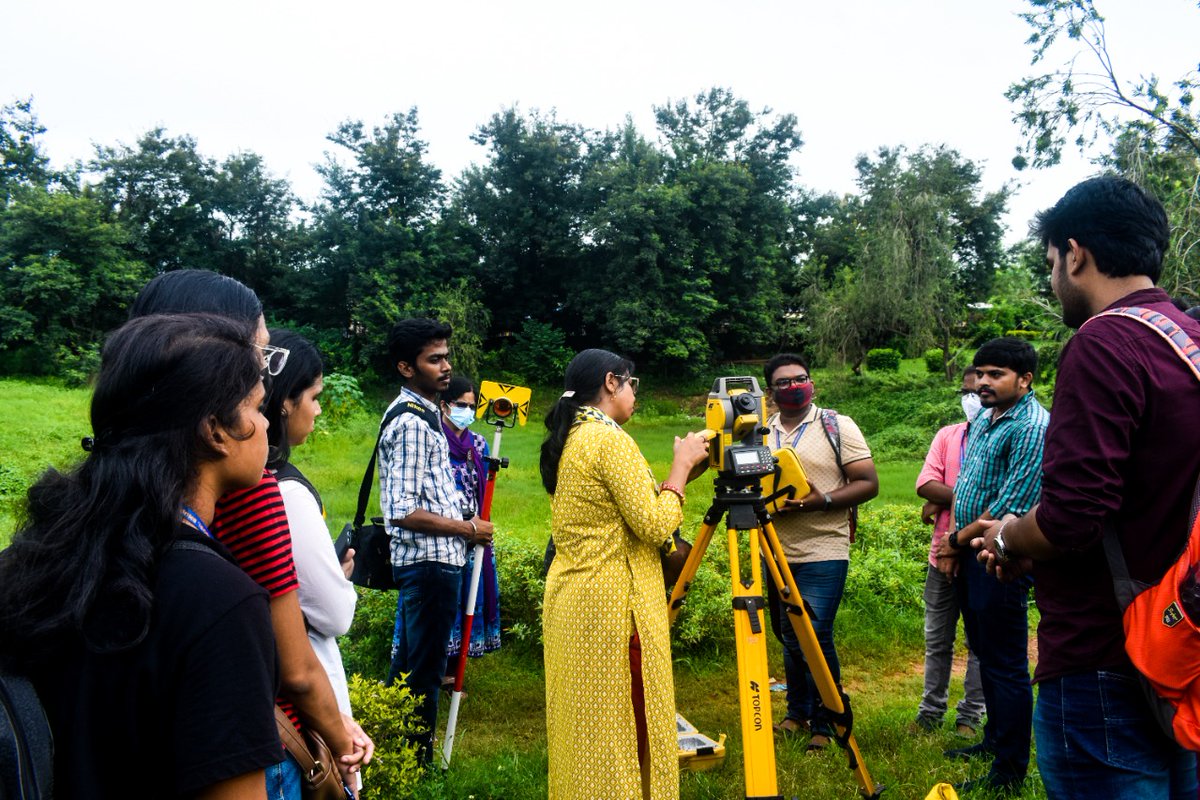 Senapatibaishu's tweet photo. Mission Amrit Sarovar-Jal Dharohar Sanrakshan- AICTE Internship
DAY-07(22/7/2022)
Team: OUTR, Bhubaneswar.
A nearby ASI maintained Megheswar Temple water body for the reference. Few samples at the perimeter of tank and more measurements are taken.
#MissionAmritSarovar https://t.co/L4OGZpmK2J