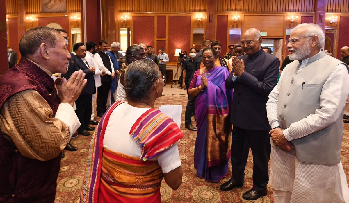 Dev_Fadnavis's tweet photo. Happy to be part of dinner hosted by Hon PM @narendramodi ji in the honour of Hon President Kovind ji with CM Eknathrao Shinde,leaders &amp; Union Ministers.
Newly elected President Smt. Droupadi Murmu ji,Hon VP @MVenkaiahNaidu ji,Padma awardees,tribal community leaders were present. https://t.co/K3Osd7iDKy