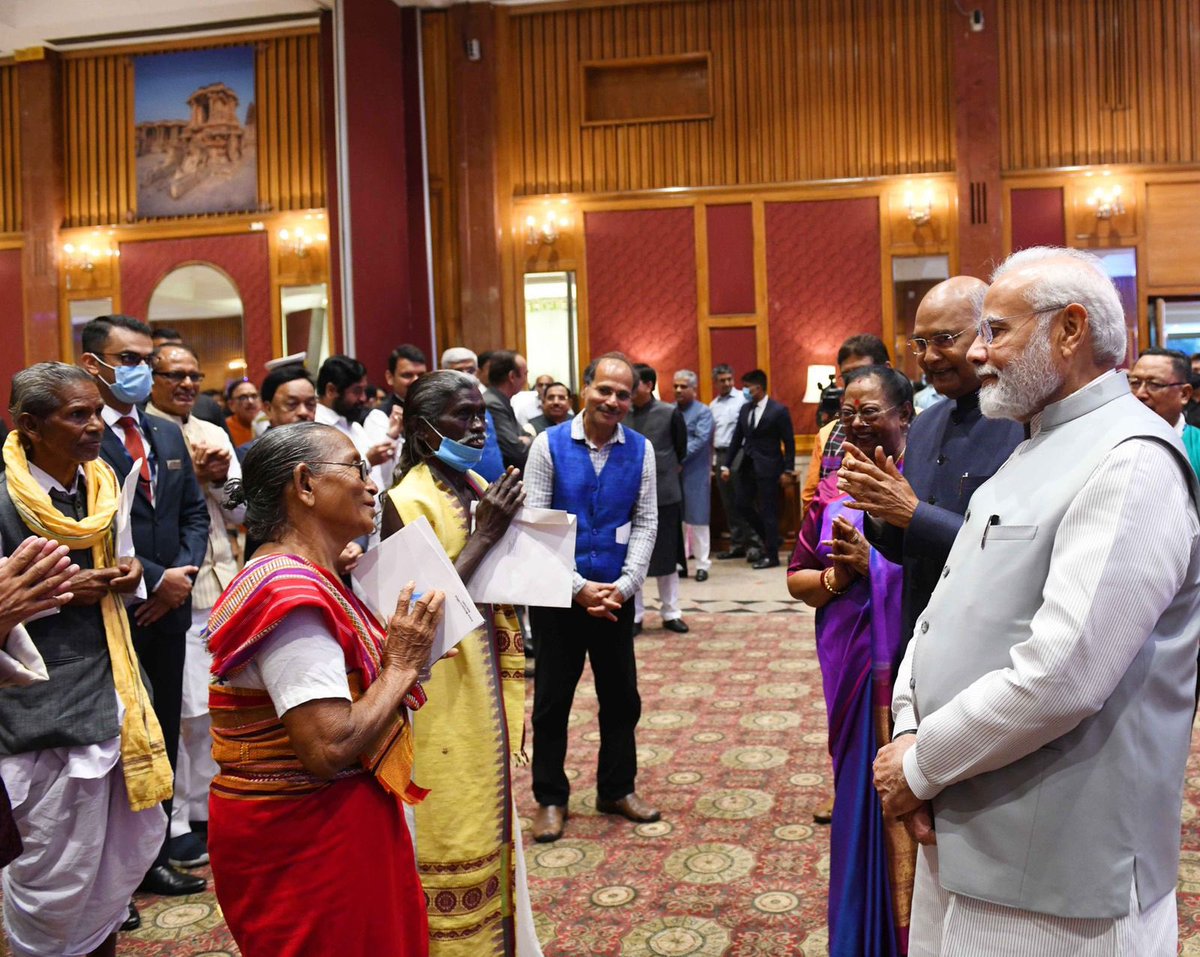 Dev_Fadnavis's tweet photo. Happy to be part of dinner hosted by Hon PM @narendramodi ji in the honour of Hon President Kovind ji with CM Eknathrao Shinde,leaders &amp; Union Ministers.
Newly elected President Smt. Droupadi Murmu ji,Hon VP @MVenkaiahNaidu ji,Padma awardees,tribal community leaders were present. https://t.co/K3Osd7iDKy