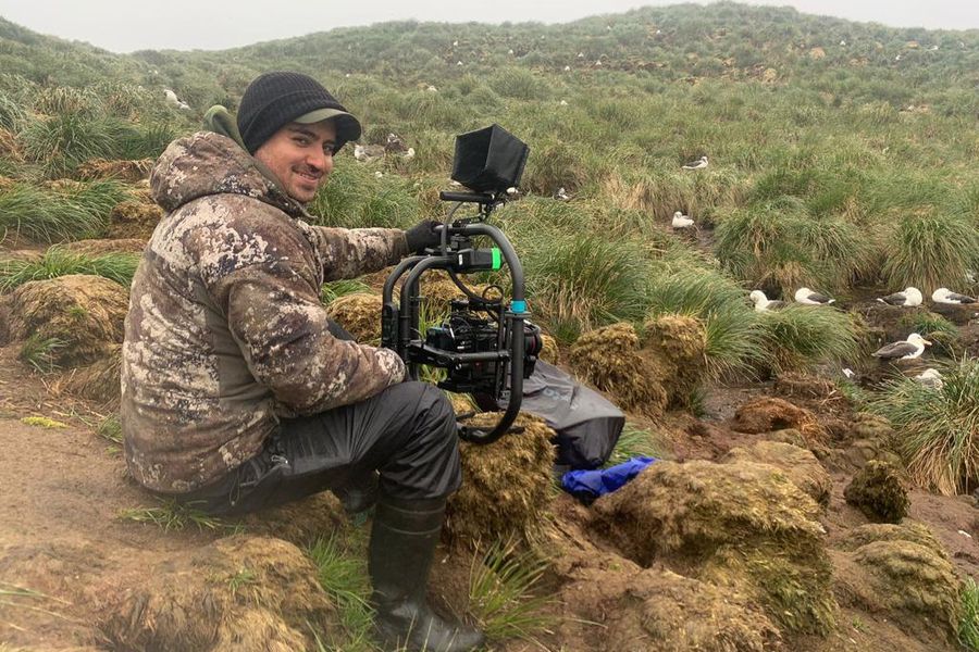 latercera's tweet photo. 🔴#LaTerceraPM | “Es muy buena publicidad tener a Obama tirándole flores a Chile”: el detrás de cámara del documental chileno nominado a los Emmy https://t.co/KF3xfV7HPN https://t.co/mQagEL1BQ9
