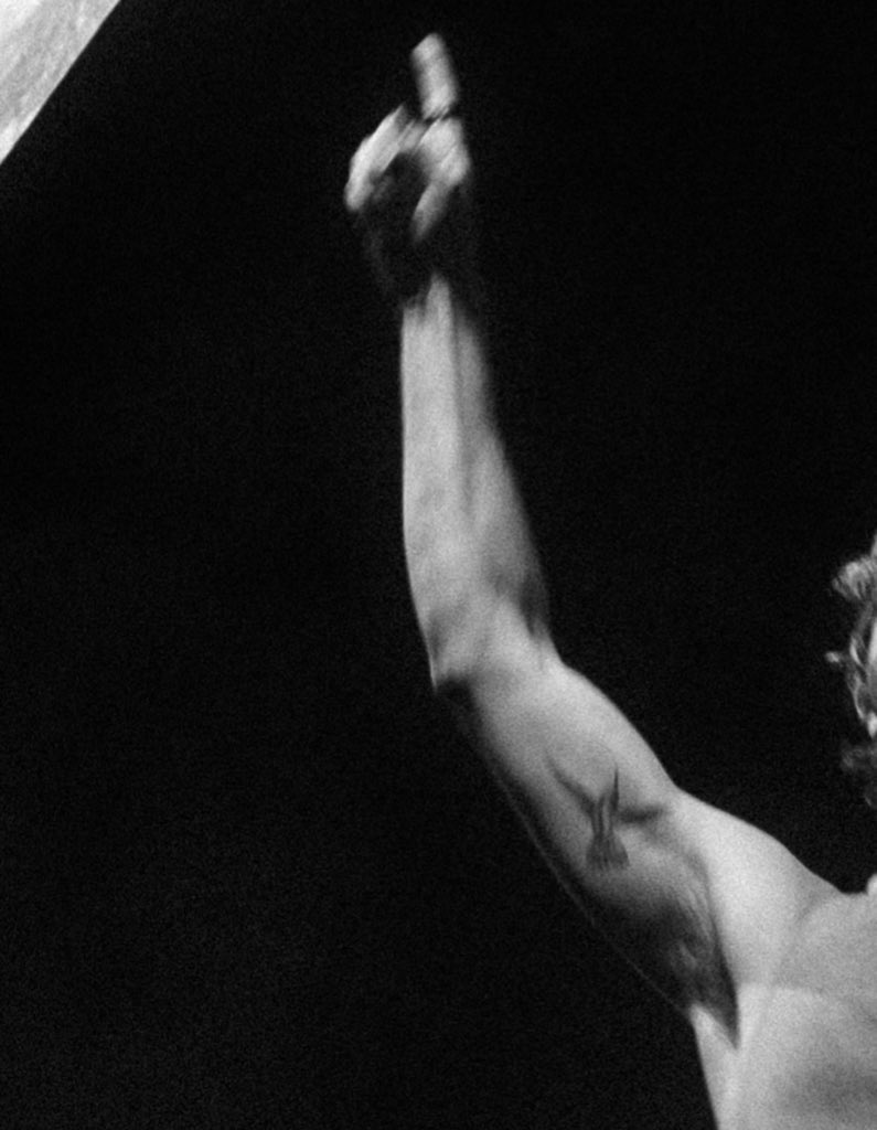picslrh's tweet photo. Little miss obsessed with Luke Hemmings’ biceps https://t.co/tuE56Tq3s3