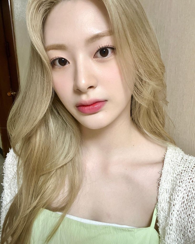 seeunhour's tweet photo. I'M SO IN LOVE https://t.co/X82X0w8fqb