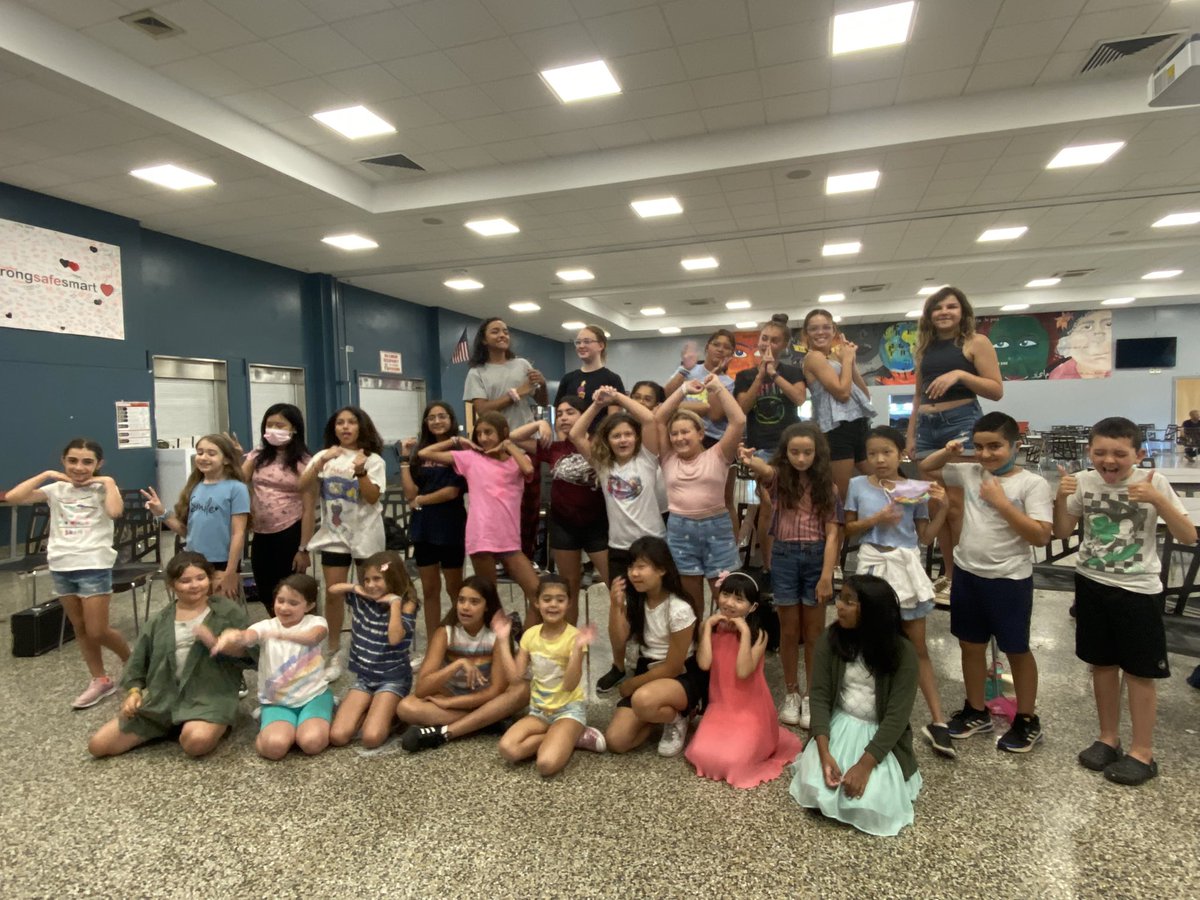 JuliaOConnor04's tweet photo. So grateful to be able to spend my summer with these talented kids!! Mineola Arts has a bright future ahead with this group! 💗🎭 @AislinnOliveri @MineolaFineArts @OwensJO https://t.co/p2wtYsmgbX