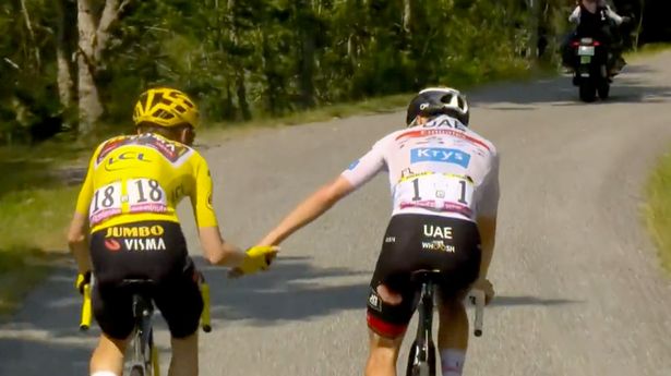 SporthubMedia's tweet photo. 🚴‍♂️ @Riverside_UKR и @aborysovskyi дают свою оценку событиям в жарких Пиренеях.

Джентльменство или игры разума? Аутакам поставил точку в этом Туре.

Подводим итоги последних горных этапов.

https://t.co/sH2Aan3KNe https://t.co/UqoDgVLeDF