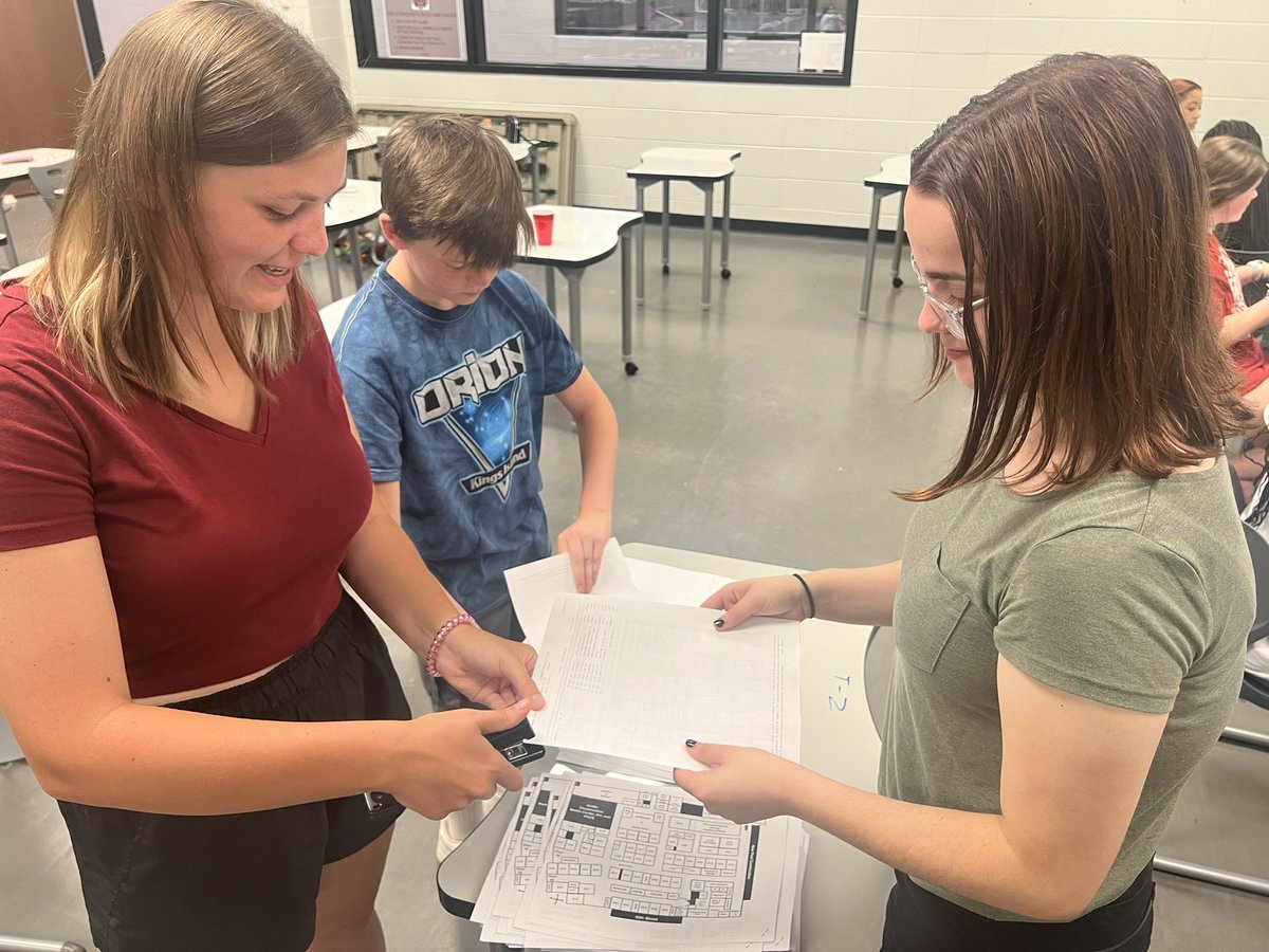 FreshmanLc's tweet photo. Student Leaders preparing for Freshman Orientation! #ClassOf2026Loading 🐻🔥📓@lcstucouncil @lcbearsguidance @LCHSBears @LCBearsCheer @LCMarketingTeam @ltgoodnews https://t.co/HdSwhMk5k6
