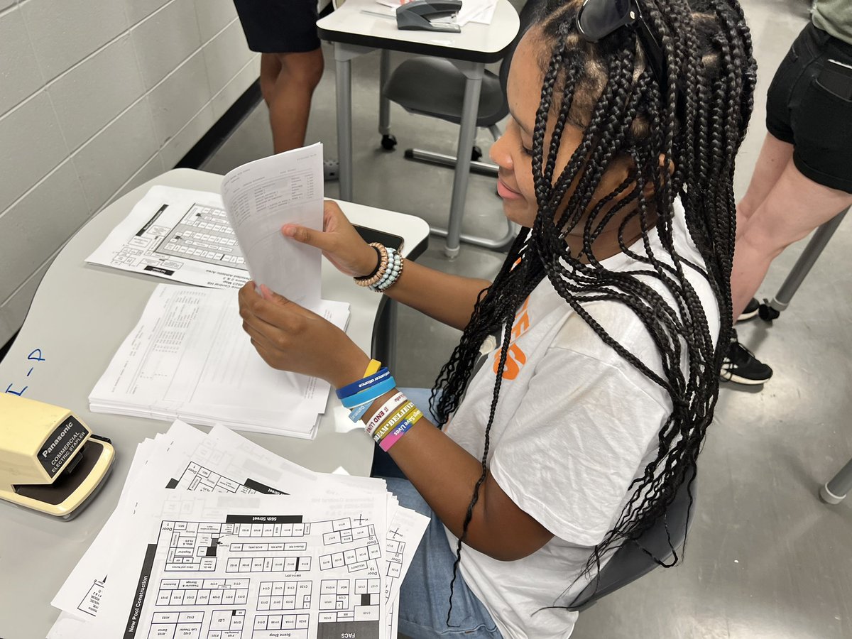 FreshmanLc's tweet photo. Student Leaders preparing for Freshman Orientation! #ClassOf2026Loading 🐻🔥📓@lcstucouncil @lcbearsguidance @LCHSBears @LCBearsCheer @LCMarketingTeam @ltgoodnews https://t.co/HdSwhMk5k6