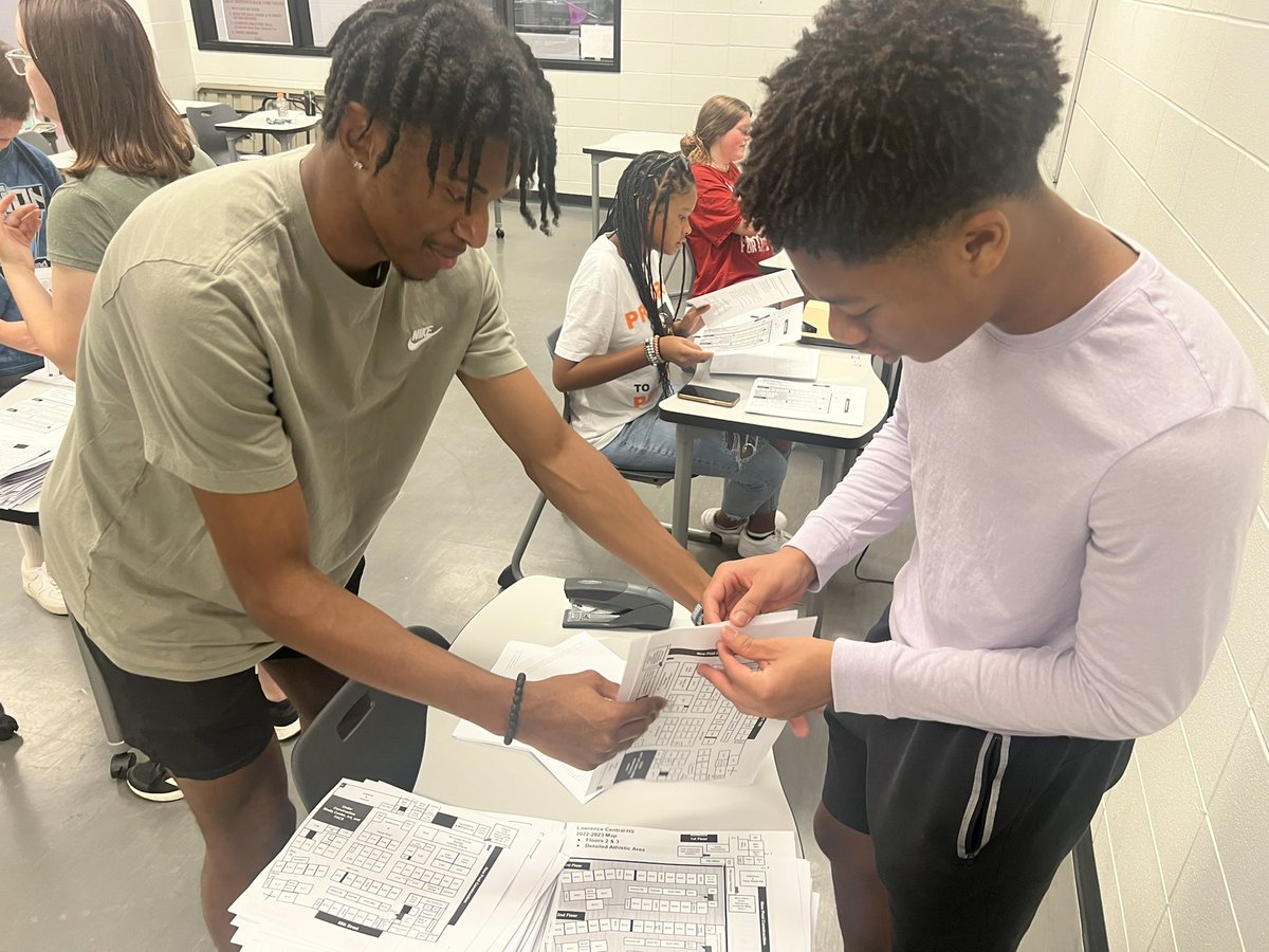 FreshmanLc's tweet photo. Student Leaders preparing for Freshman Orientation! #ClassOf2026Loading 🐻🔥📓@lcstucouncil @lcbearsguidance @LCHSBears @LCBearsCheer @LCMarketingTeam @ltgoodnews https://t.co/HdSwhMk5k6