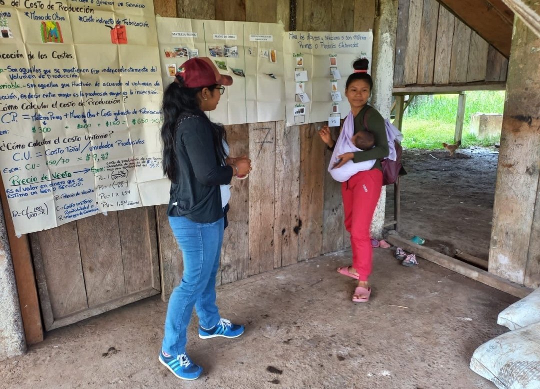 ProyectoAtpa's tweet photo. #Orellana mediante el proyecto #ATPA realizó la capacitación a productores de la comunidad Suyuno en registro de ingresos y egresos, definición de productos terminados o elaborados, la diferencia ente materia prima y producto elaborado, costos de produccion y precio de ventas https://t.co/ycY6ZHr1kG