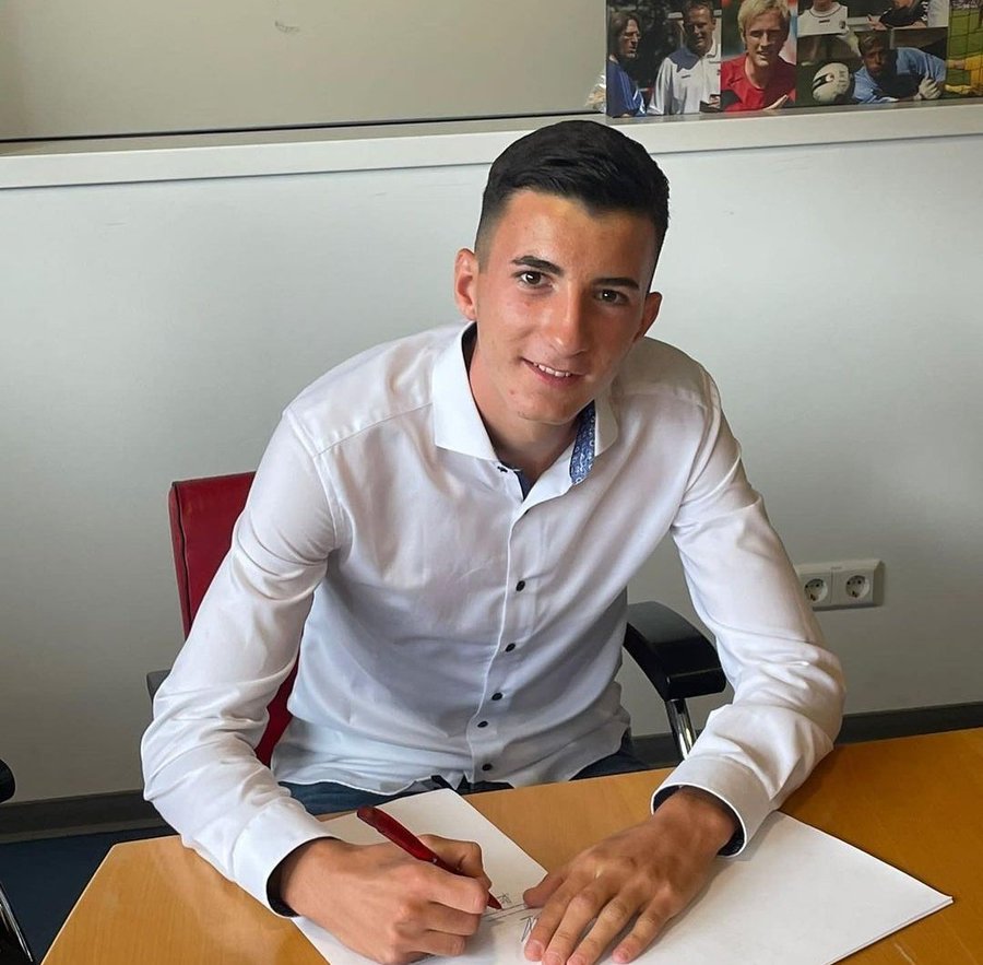 FutbolistasAXEM's tweet photo. 🇦🇷 Mascherano apuesta de nuevo por hijos de argentinos para el Sub 20

🇩🇪 A Rafael Pfauser (18) lo tenemos en el archivo desde los 15 años (Bayern Munich). Hoy juega en Friburgo

🇪🇸 Álvaro Killane (18) es arquero, nació en Gran Canaria y es figura en el juvenil de Las Palmas https://t.co/v2vXJzPaoy