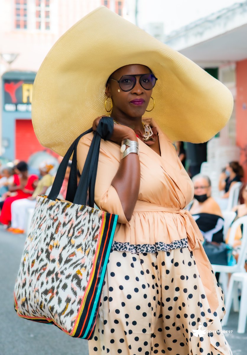 JeanVolet's tweet photo. Comme à son habitude @dende971 qui affectionne le 
 #streetfashion  Rue Brissac à Pointe à Pitre https://t.co/sJnisYRha8
