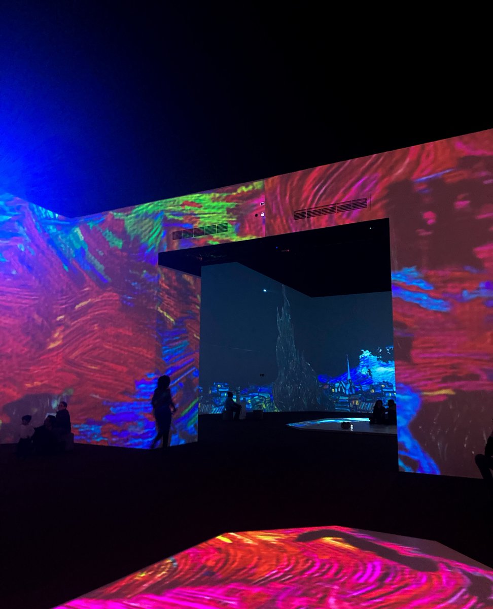 [NDM ONLINE]: No portal do Noite dos Museus preparamos uma reportagem exclusiva sobre exposições imersivas, percorrendo um pouco da recente história dessa forma inovadora de exibir e apreciar arte. Para conferir o texto completo, acesse o nosso site!