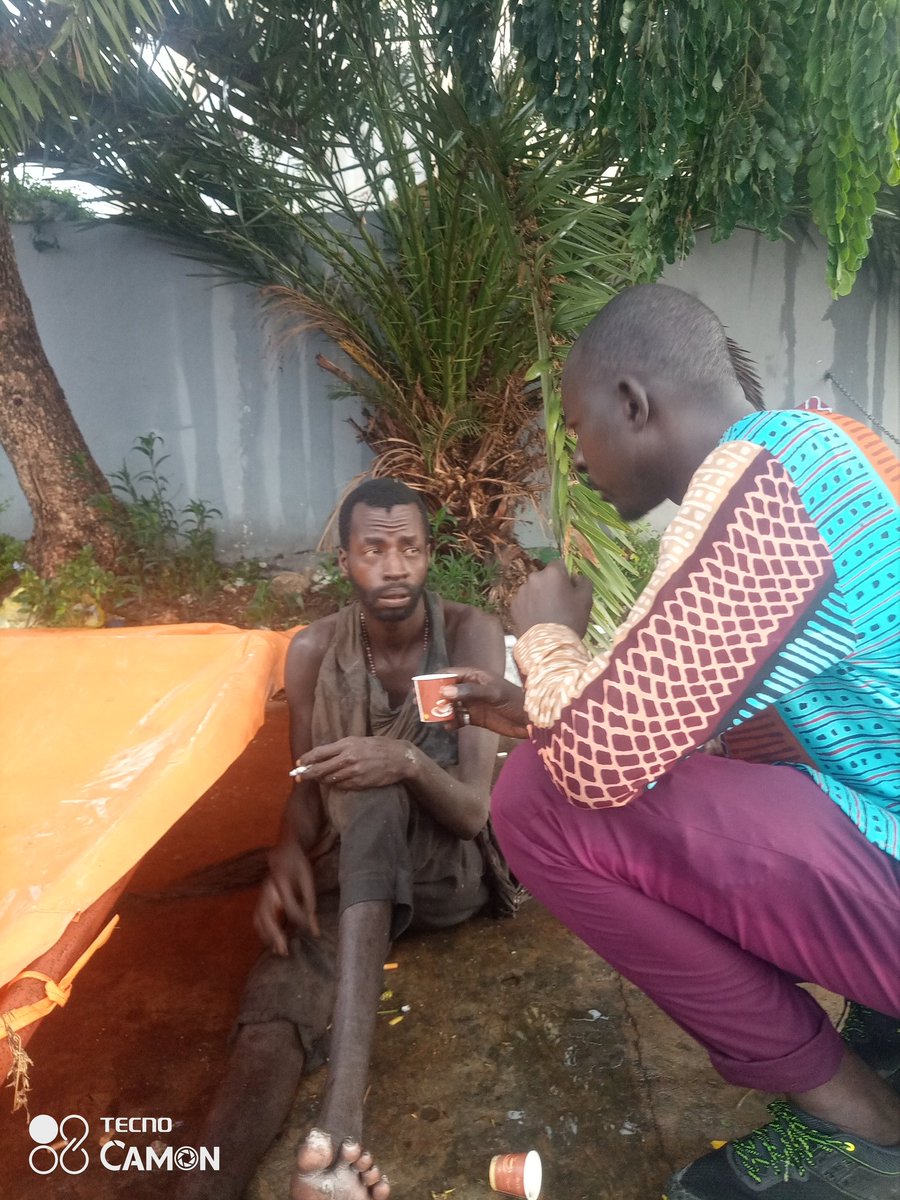 help_clean_mind's tweet photo. SOS SDF 
 Sous la pluie ,il ne peut plus se déplacer, il dort dans la rue sous la pluie depuis
Je lui a donné le t-shirt que car il était entrain de trembler après la pluie, il est côté de Sam, il dit qu'il s'appelle Mbaye. 
Nous sommes à la recherche de sa famille 🙏🏽🙏🏽
785857878 https://t.co/rpOIizNHFc