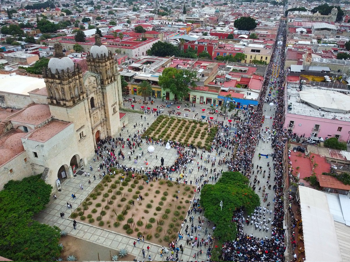 Así los convites de #guelaguetza en el centro histórico de #oaxa #Mexico 
.
#Guelaguetza2022 #oaxacalotienetodo