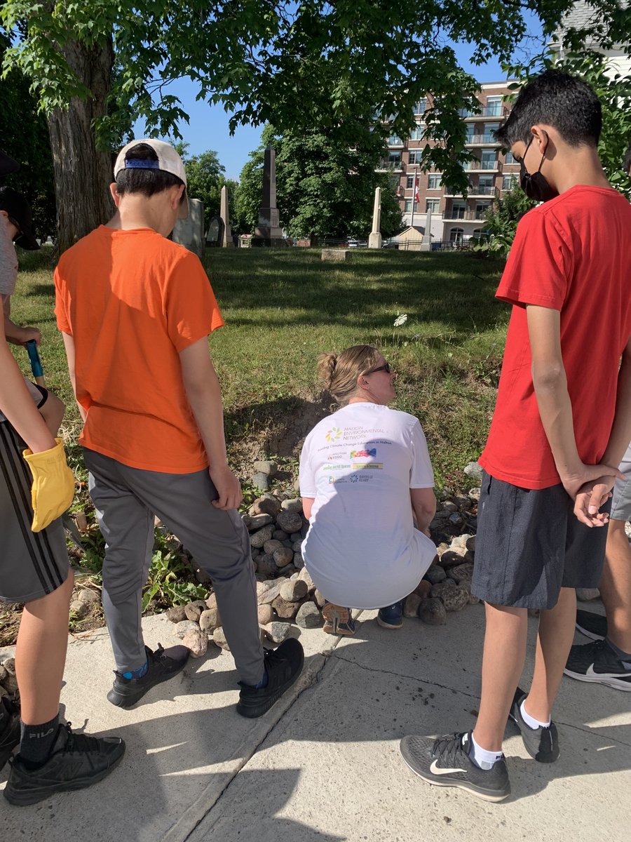 Huge thanks all our volunteers from yesterday's gardening day! A huge thanks to Greening Sacred Spaces as well!
Thank you Halton Environmental Network for teaching our community about rain gardens and revitalizing local pollinators.