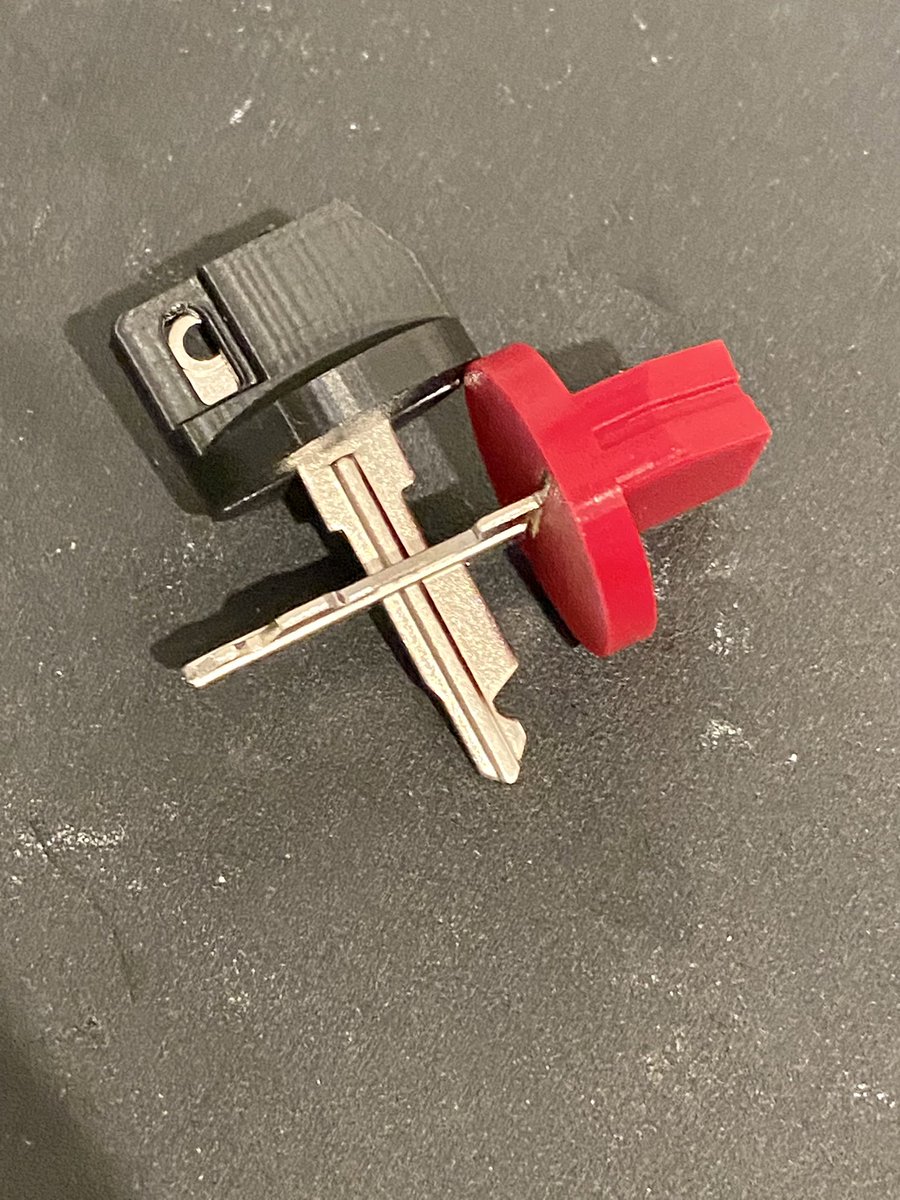 Patnukem's tweet photo. Hi all! I will soon be selling reproduction #famicombox, #famicomstation &amp; #superfamicombox keys using keys made specifically for the R12 selector switch so the fit and work way better than the Silca OLT4 cut keys, 3D printed tops labeled M for master and V for visitor. https://t.co/pDuySURmbL