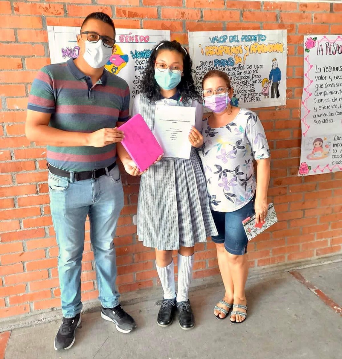 personerianilo's tweet photo. Visitamos los colegios participantes del concurso de ensayos alusivos a la «SEMANA DEL DETENIDO DESAPARECIDO» #DesaparecidoNoEsOlvido ¡Felicitamos a los estudiantes de la I.E.D. Oreste Sindici, I.E.D. La Esmeralda y Liceo Francisco José de Caldas (Tolemaida) por su desempeño! https://t.co/7bpWzrjWV1