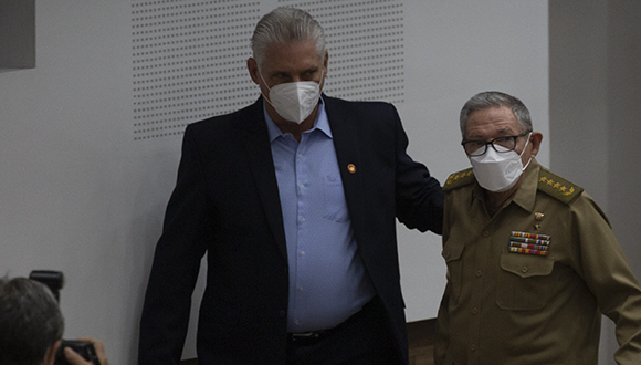 Con la presencia del GE Raúl Castro Ruz, líder de la Revolución, y Miguel Díaz-Canel Bermúdez, presidente de la República, prosiguió en el Palacio de las convenciones de La Habana el noveno periodo ordinario de sesiones de la ANPP en su novena legislatura.#CubaPorLaPaz