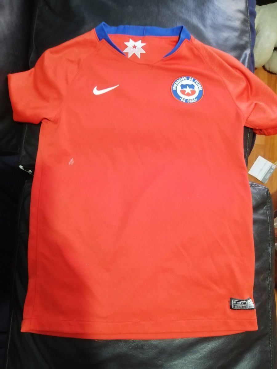 Tengo una pregunta  mi hijo hoy tiene un partido amistoso  podré usar la polera o tengo que pedir permiso a la ANFP para ocuparla?
Ya que no jugará por la selección, mejor 
APRUEBO ocuparla, vallan a la fifa
#AprueboXAmor
#AprueboSinMiedo #aprueboEl4deSeptiembre
🤭🤭🤭🤭🤗🤗🌶️🌶️