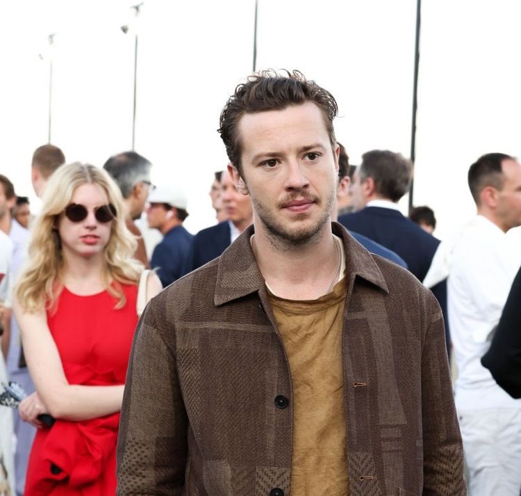 he's a 10 but he's joseph quinn so he's actually an 1000