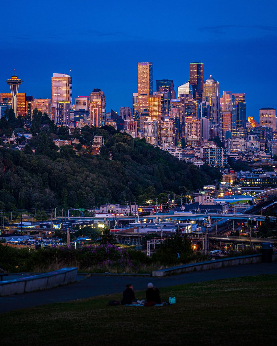 A summer nights picnic with the backdrop of the beautiful #Seattle skyline. Photo from last night