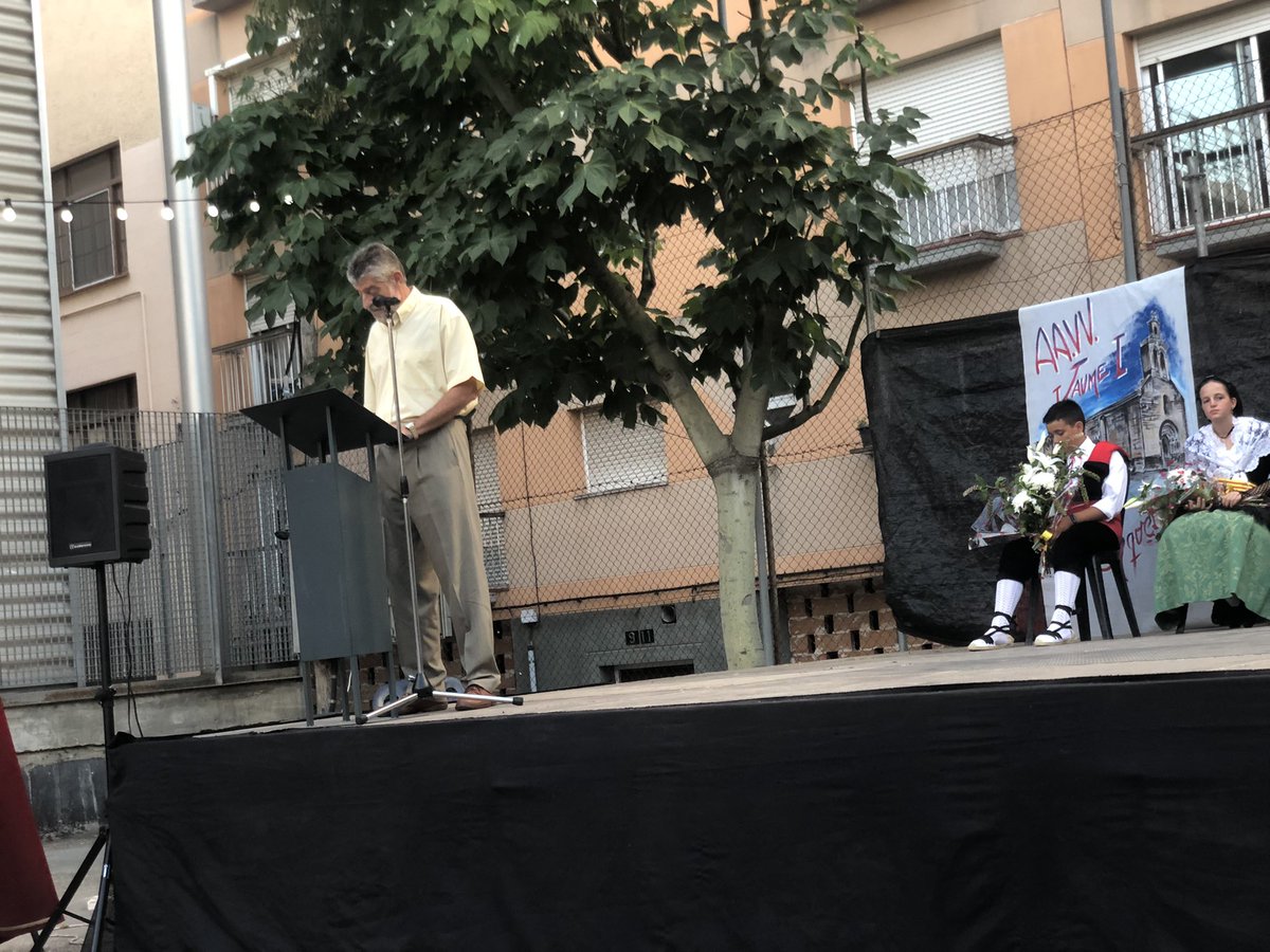 AngelesRibes_68's tweet photo. #pregón y proclamación de #hereus y #pubilles en el #Barrio de Jaume I. #Lleida #Fiestas #verano #CentreHistòric https://t.co/8eqPsnbBSk