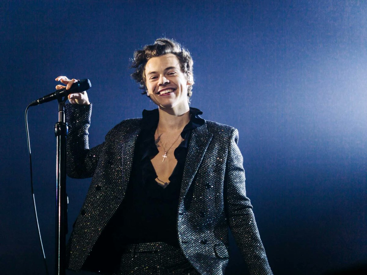 barstoolsports's tweet photo. Texas State University Will Start Offering A Harry Styles Class All About Pop Culture Fandom And It Looks Like I'm Going Back To College https://t.co/nuJuFLnsdZ https://t.co/gkuXjFp4o9