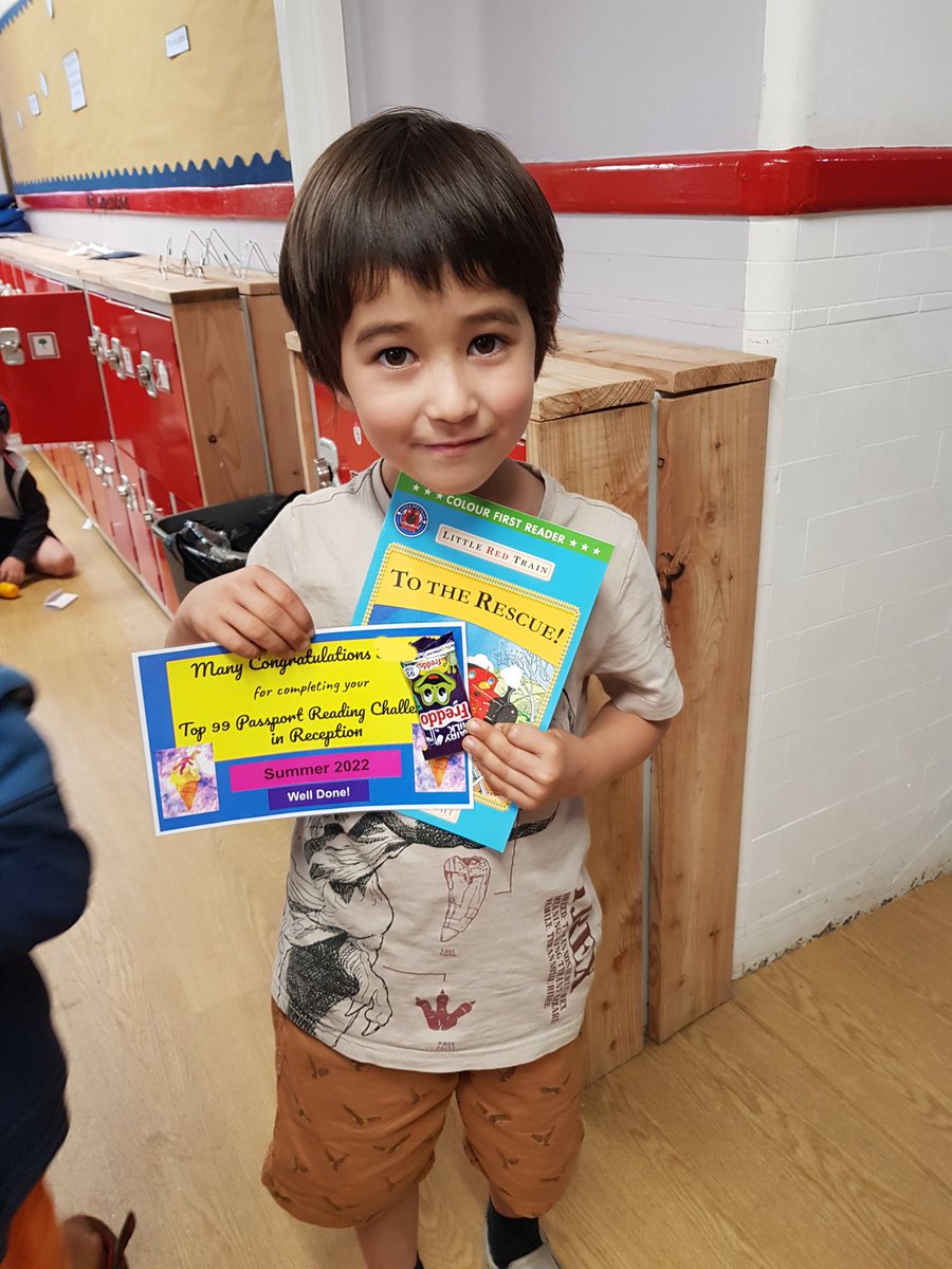 KPSFeed's tweet photo. More of our #KPSTop99 readers celebrating their achievement. Well done superstars! π #KnavesmireCharacter #Fun #Passionate #KPSSchoolLibrary #ReadingForPleasure https://t.co/45m4fiwPFJ