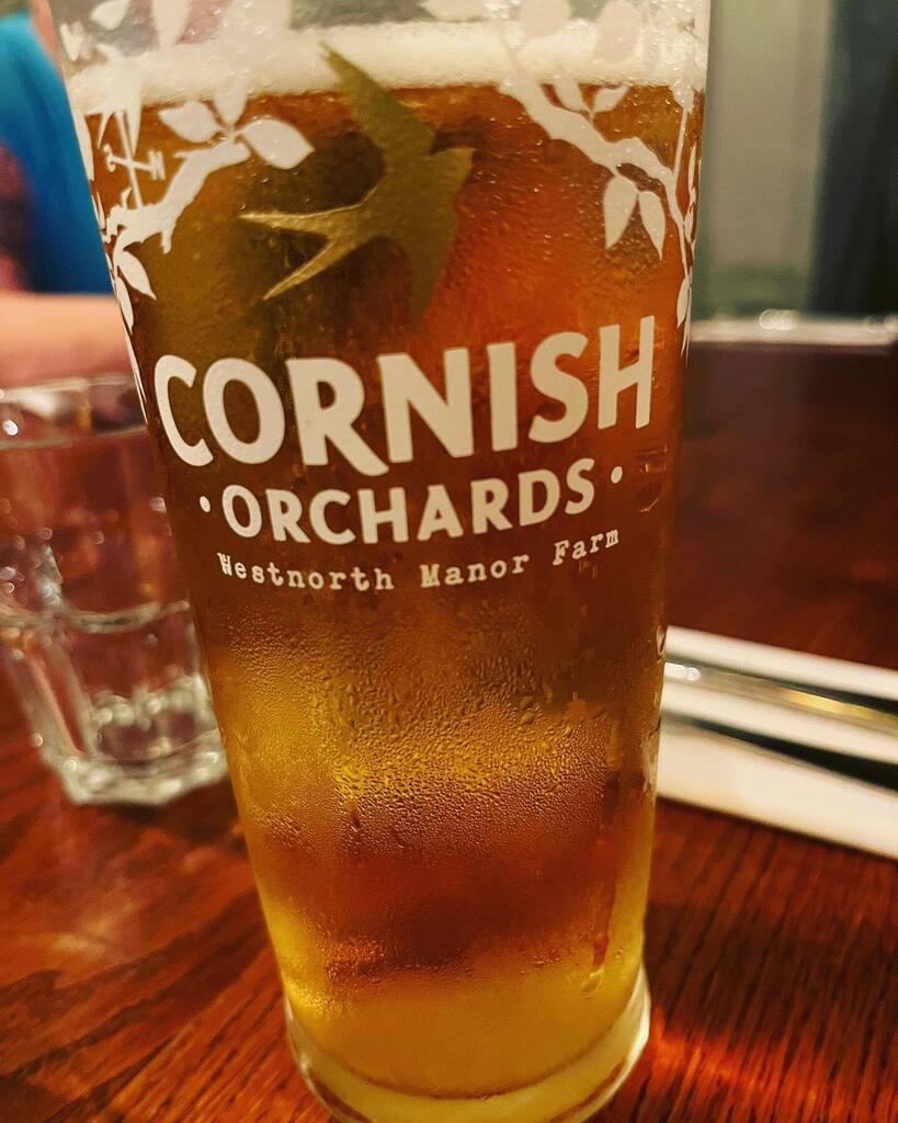 MariGarza's tweet photo. 1st night in London = 1st night in the pub. https://t.co/vdr8vivebT https://t.co/ebaCIKQiOx