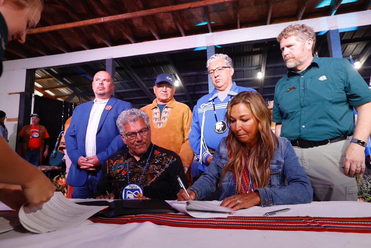 metisnationsask's tweet photo. A historic land transfer has been signed between @metisnationsask and @ParksCanada today. 690 hectares of the west lands at Batoche now belongs to the Métis citizens of Saskatchewan. https://t.co/geO7cVc7ic #backtobatoche #BatocheNHS https://t.co/GjCA50jMCU