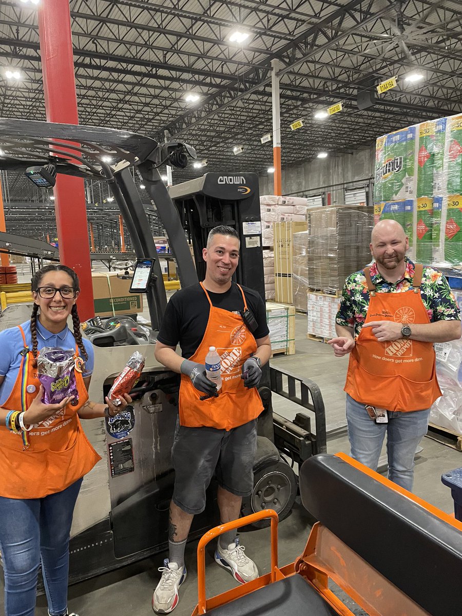 MelvinM97281832's tweet photo. Passing out water and sqwinchers on this hot day to keep our associates hydrated.  @Day_Miranda94 @rdc5221 @wagers_ryan #homedepotsupplychain #heatwave https://t.co/dqTi1oFq5U
