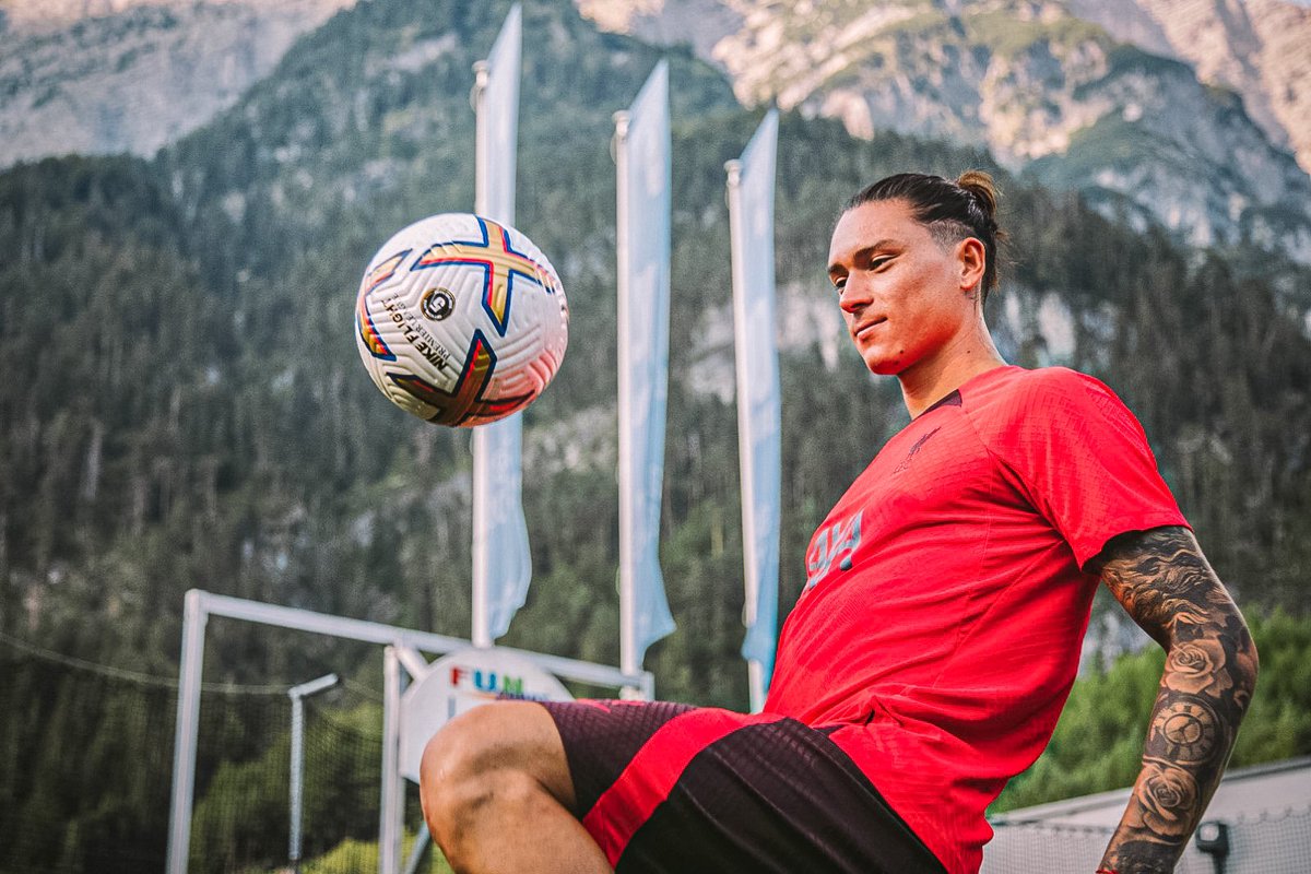Darwinn99's tweet photo. The new @nikefootball ball for the @premierleague 🔥⚽️ https://t.co/6TEpnUxbQd