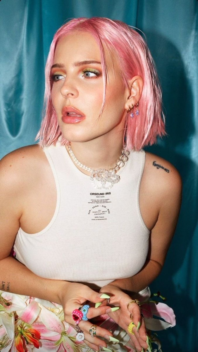bburthelove's tweet photo. happy one year of #therapy 💕 @AnneMarie https://t.co/95d2xIO13f