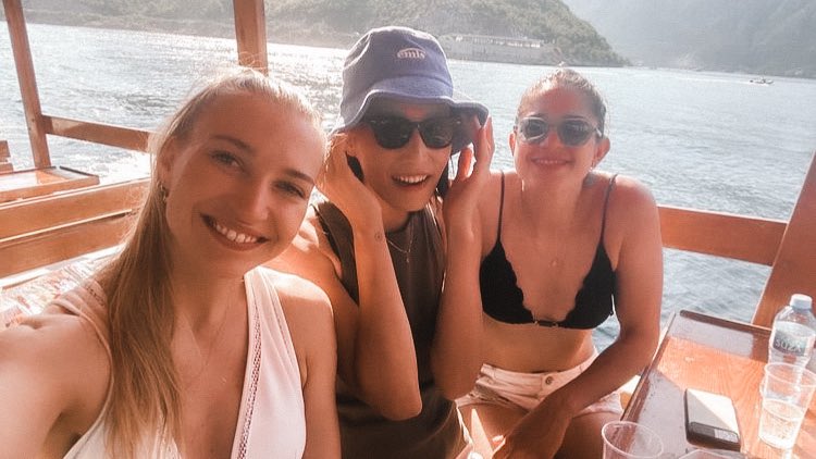 kimyk__x10's tweet photo. Fenerbahce girl’s reunion🏖 https://t.co/VOWz2lMOXe
