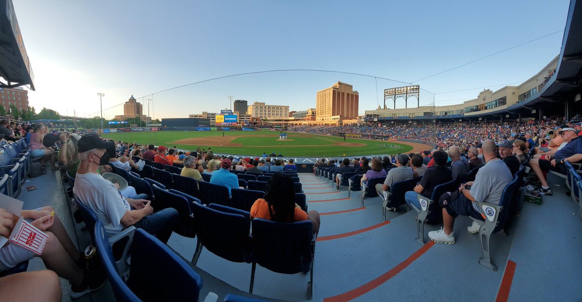 SamBourquin16's tweet photo. Great night in Akron to check out the @AkronRubberDuck and former Jackson Polar Bear and Ohio State Buckeye Dillion Dingler of the @erie_seawolves. #Quackron
⚾️🎆⚾️🧨 #FireworksFriday https://t.co/eaI1DRSKBr