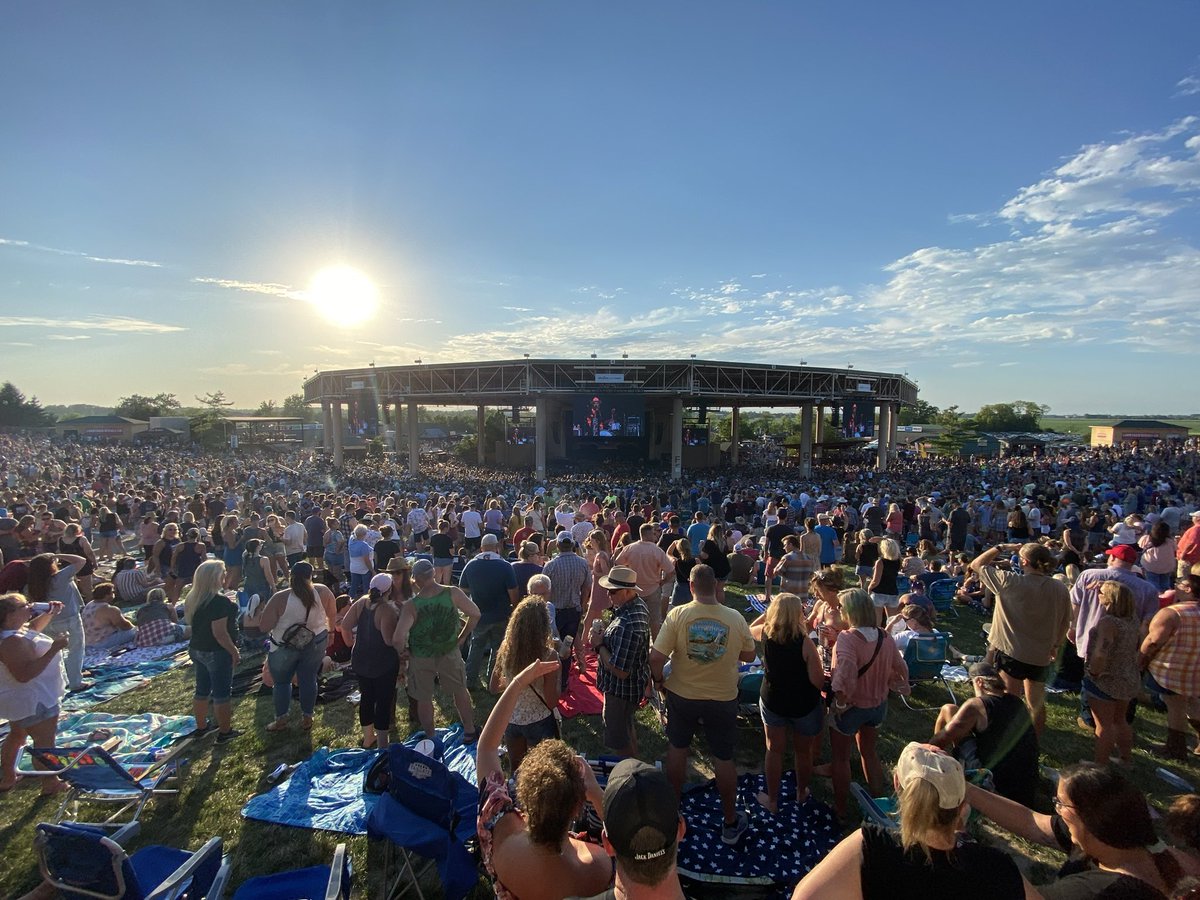 Summer looks good on you, Noblesville 🎵 #ChrisStapleton #elleking #soldout