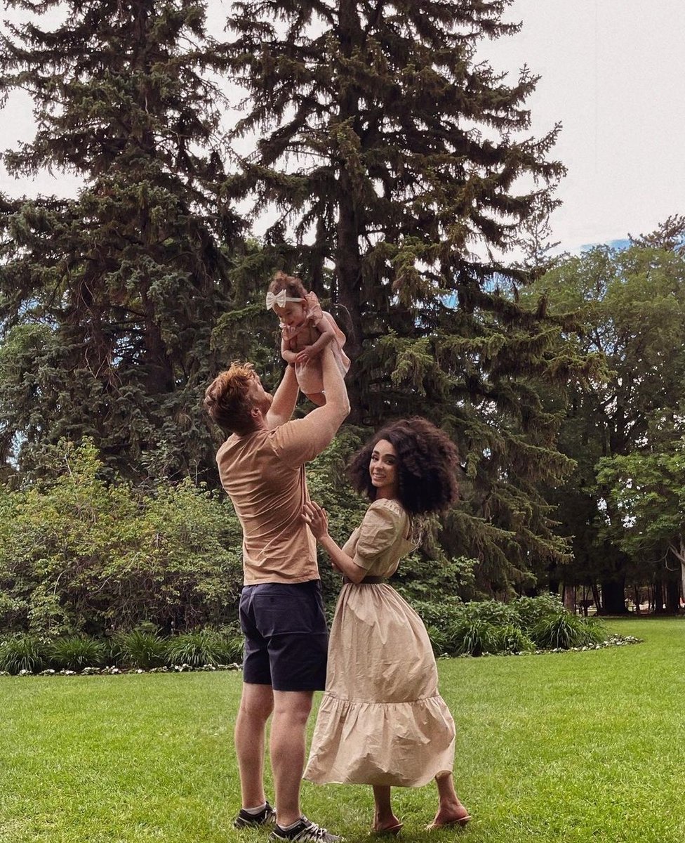 perfectamente feliz;