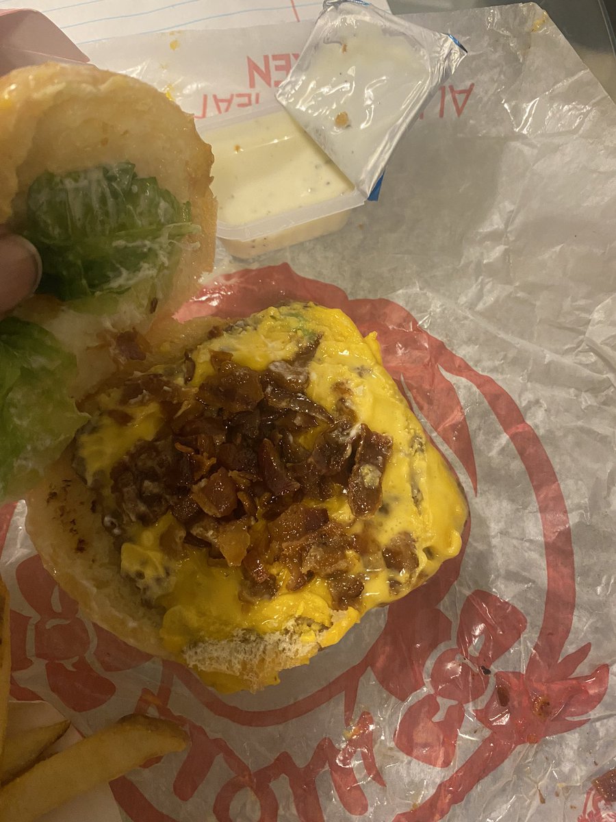 misstally850's tweet photo. @Wendys store #00007925 2122 capital circle YALL need to do better. My kids are pissed 😡😡 https://t.co/q2ljINXkTx