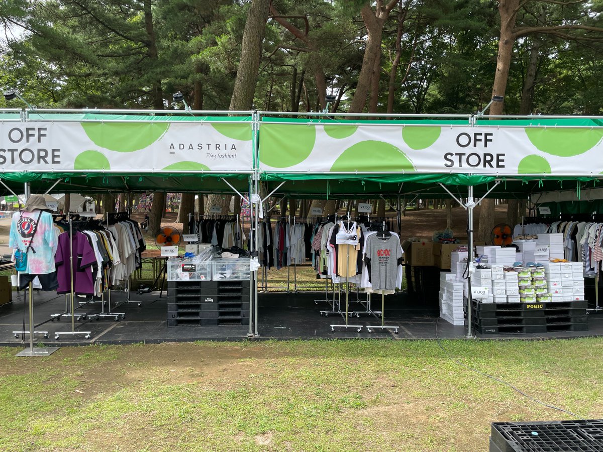 luckyfm_fes's tweet photo. 【#LuckyFes OFFSTOREオープン中！】
フェスで役立つアイテムや、シーズンアウト品をお求めやすい価格でご提供中です。
各アイテム、売り切れ次第終了となります！
お子様連れ、ご家族でのご来場もお待ちしております！

#LuckyFes
#offstore
#アダストリア https://t.co/x8qTLTZXqu