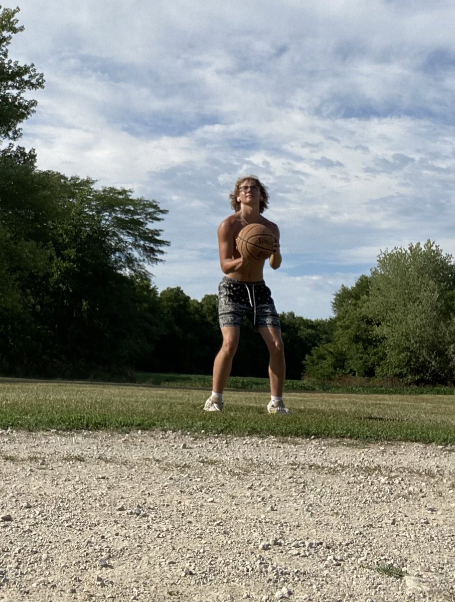 Dawson64101345's tweet photo. @APTrojansHoops I made 350 shots. 100 layups, 100 free throws, 75 one dribble pull-ups, 25 form shots from 3 different spots. https://t.co/f9R4VnUP5S