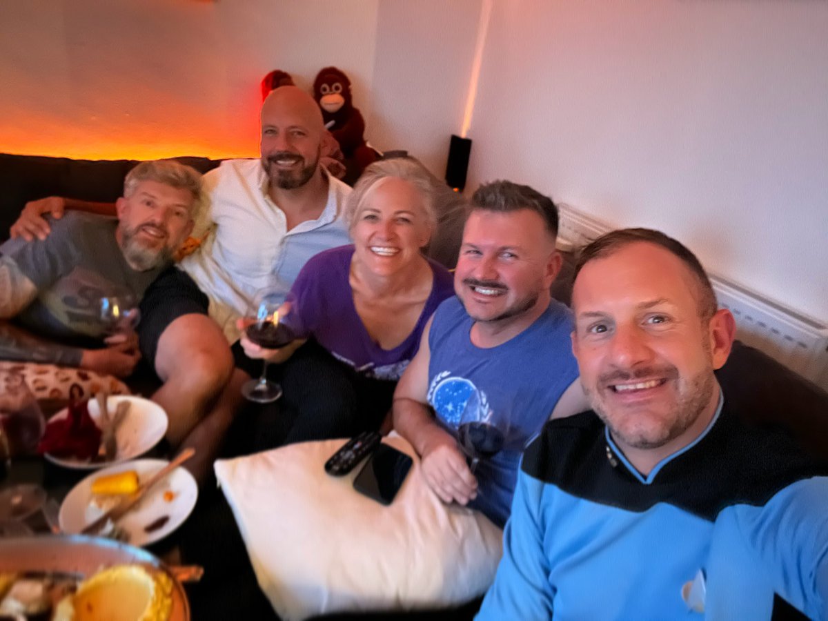 james_b_draper's tweet photo. Reunited across space and time with your actual Ewan and Joe and your actual AMY NELSON on our couch! 🏴󠁧󠁢󠁥󠁮󠁧󠁿 🏴󠁧󠁢󠁳󠁣󠁴󠁿 🇺🇸 #StarTrek https://t.co/2Bpqsp9WaT