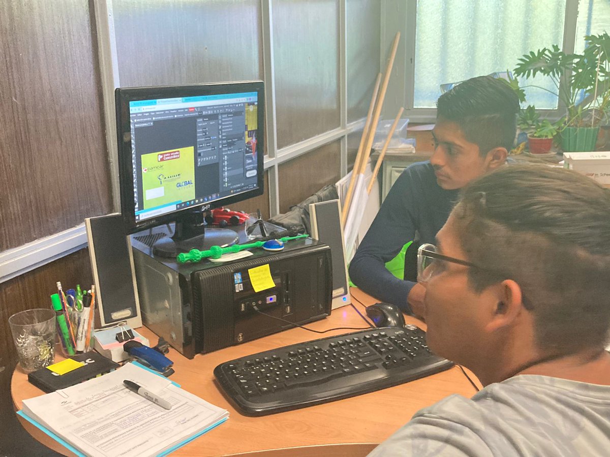 CronosRacing's tweet photo. En reunión con nuestro Director sobre los avances para la mejora de nuestro proyecto 🏎️
#f1inschool #conalepjalisco #CronosRacing #CompetenciaNacional #bachillerato https://t.co/165PGjaTeq