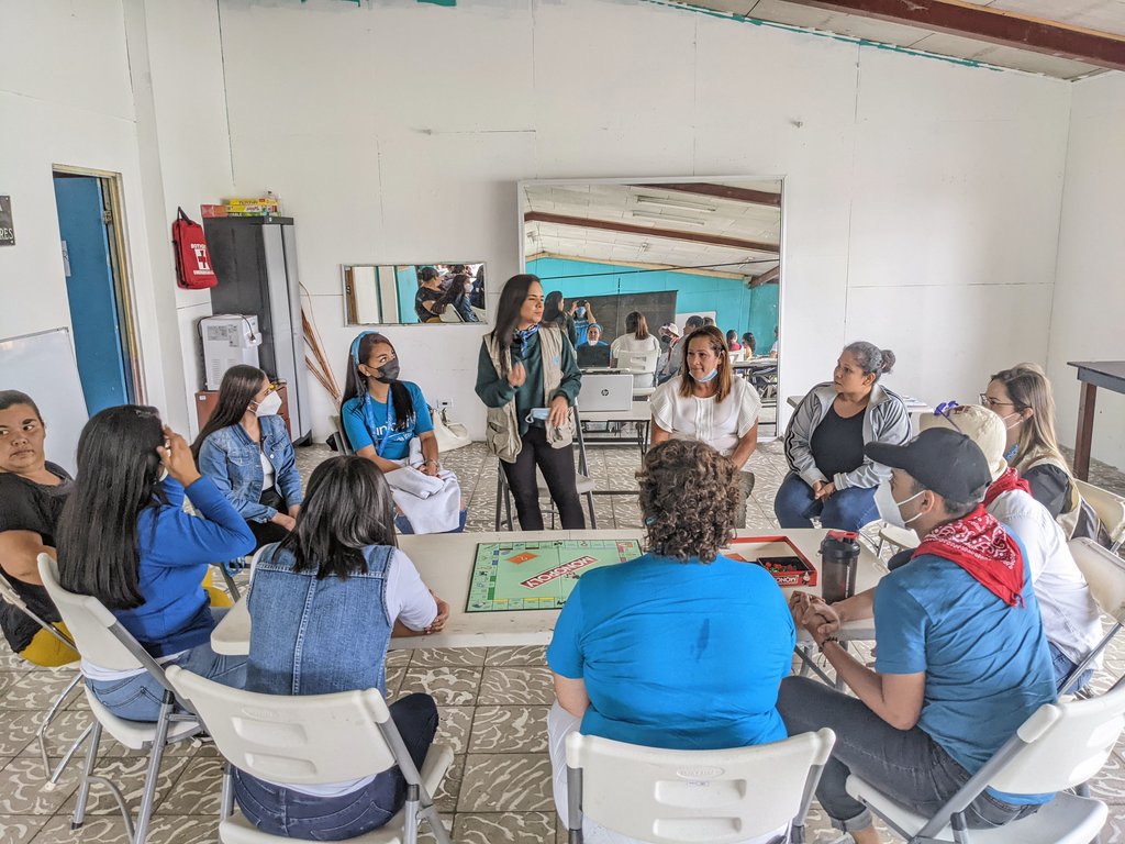 UNICEFCostaRica's tweet photo. Hacemos una visita especial con nuestro equipo de recaudación de fondos, encargado de hacer llamadas telefónicas a posibles personas socias de UNICEF, parte fundamental de nuestra esfuerzo para sumar apoyos de donantes individuales en el país. https://t.co/miLJKRZOfd